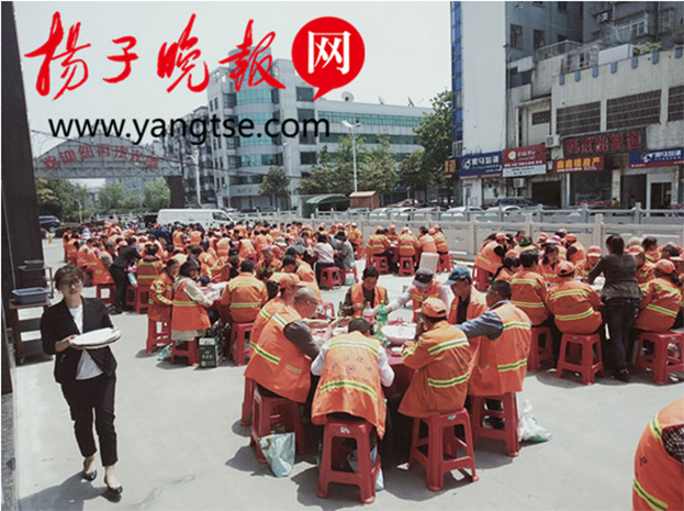 官方网站（中国）官网设“观光海鲜宴席 致敬环卫工人” 引媒体争相报道